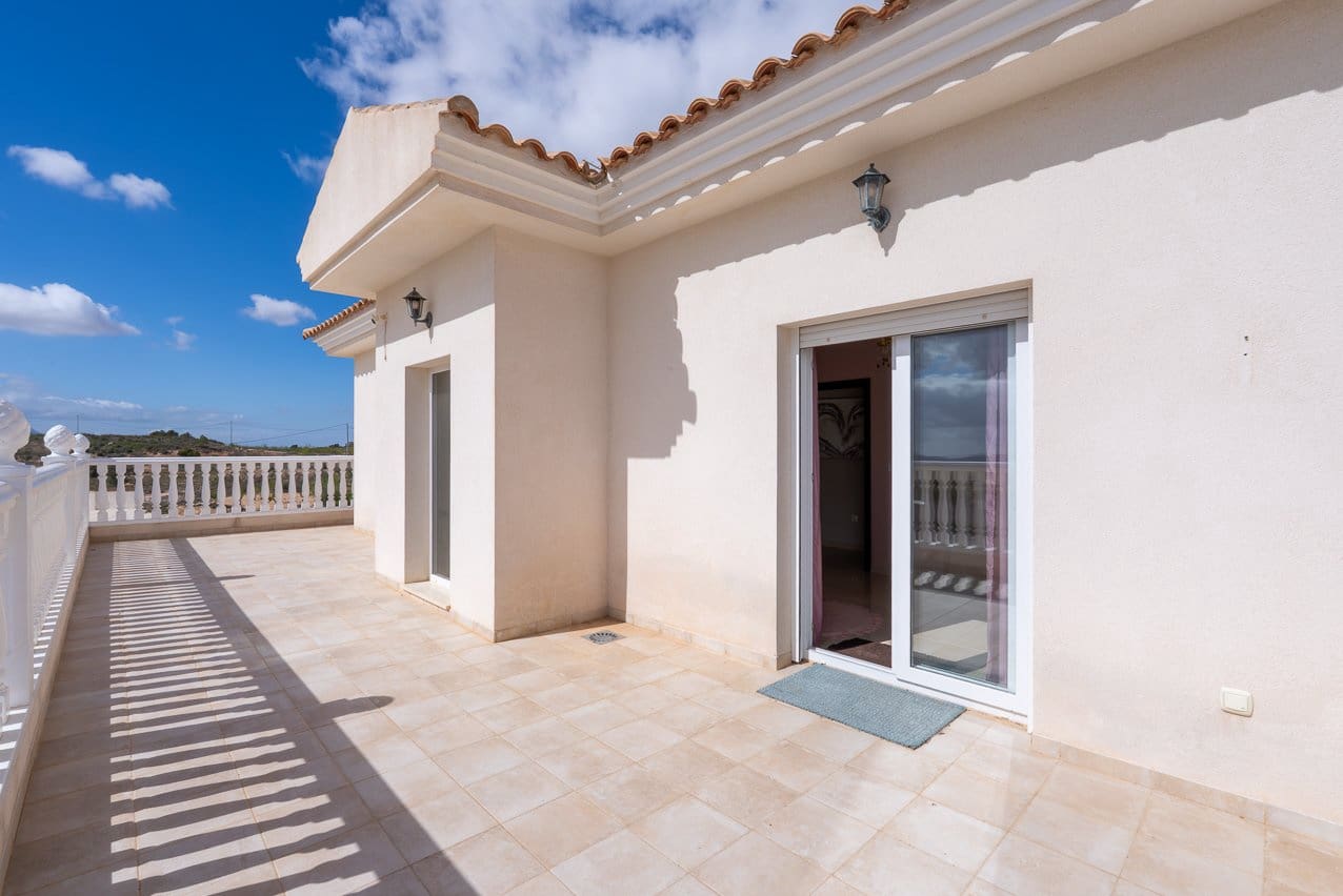 Chalet de 4 habitaciones en Pinoso en venta con piscina - 599.000 € (Ref: 9734054)