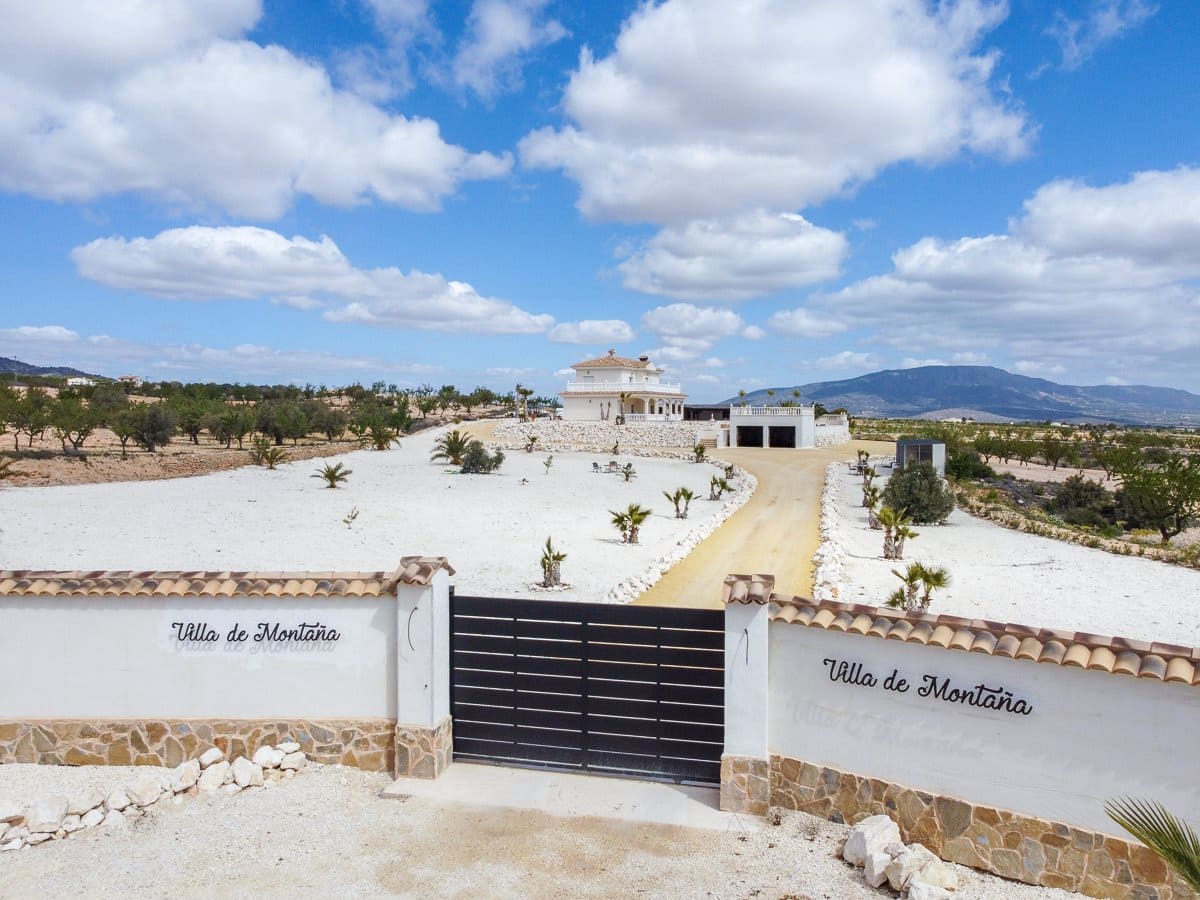 Chalet de 4 habitaciones en Pinoso en venta con piscina - 599.000 € (Ref: 9734054)