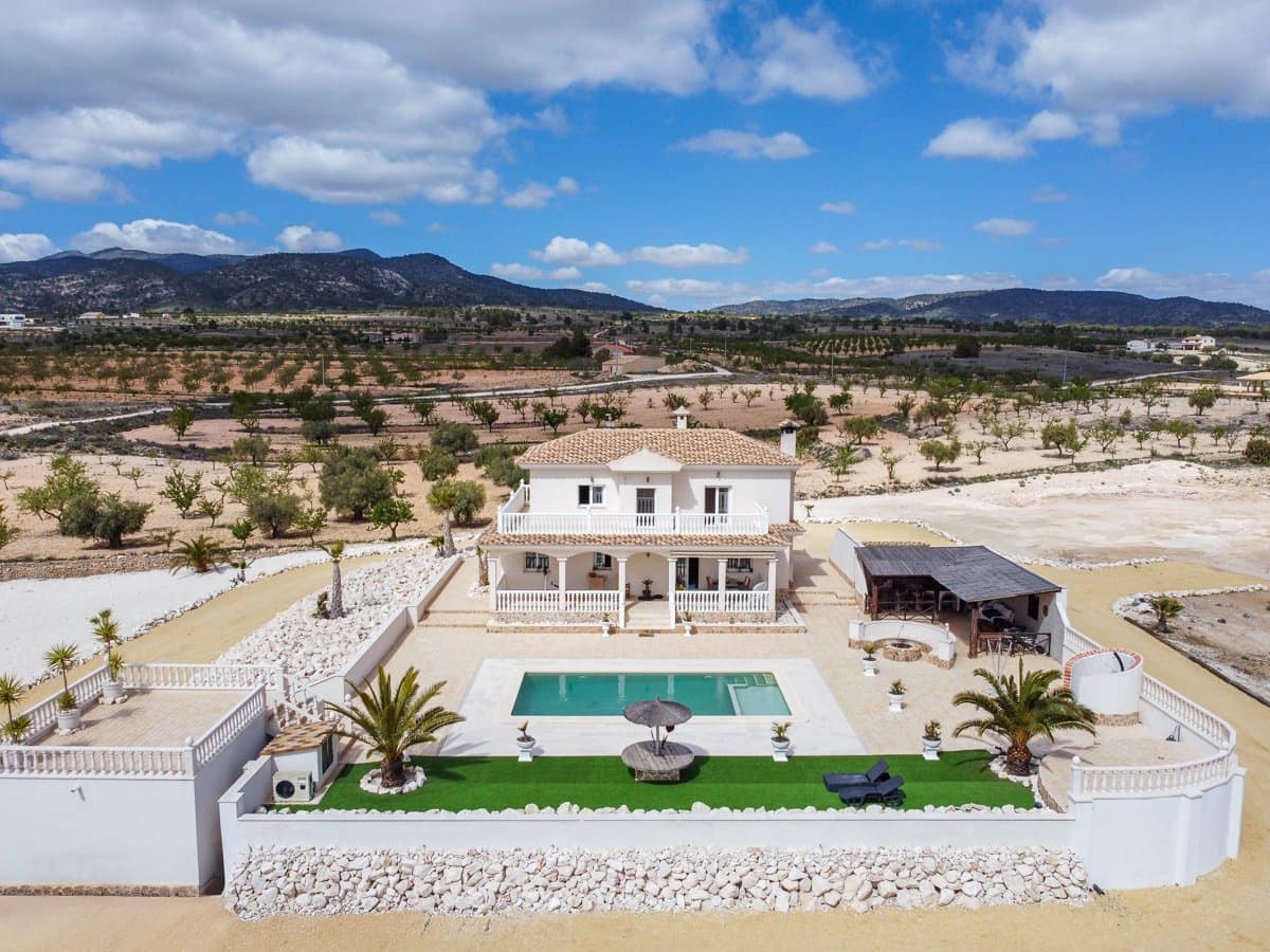 Chalet de 4 habitaciones en Pinoso en venta con piscina - 599.000 € (Ref: 9734054)