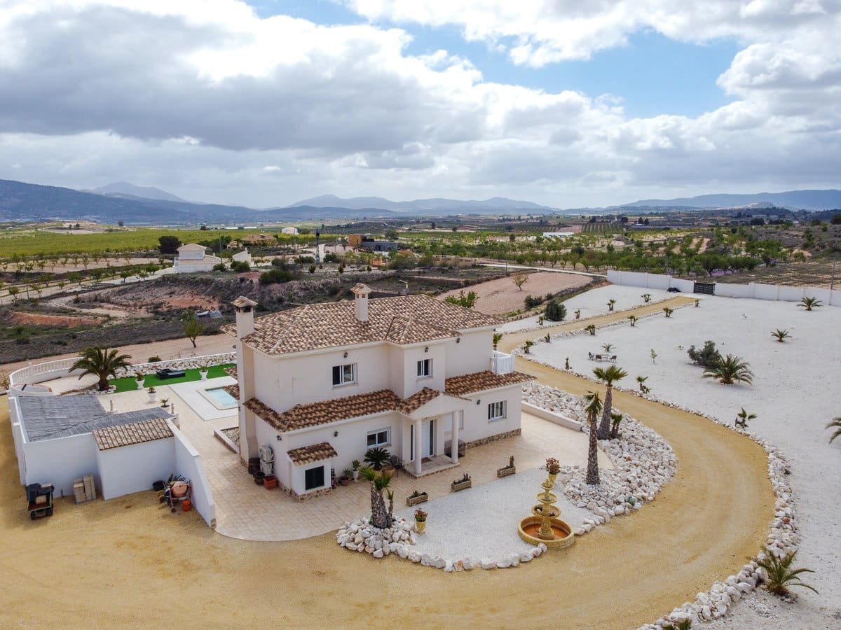 Chalet de 4 habitaciones en Pinoso en venta con piscina - 599.000 € (Ref: 9734054)