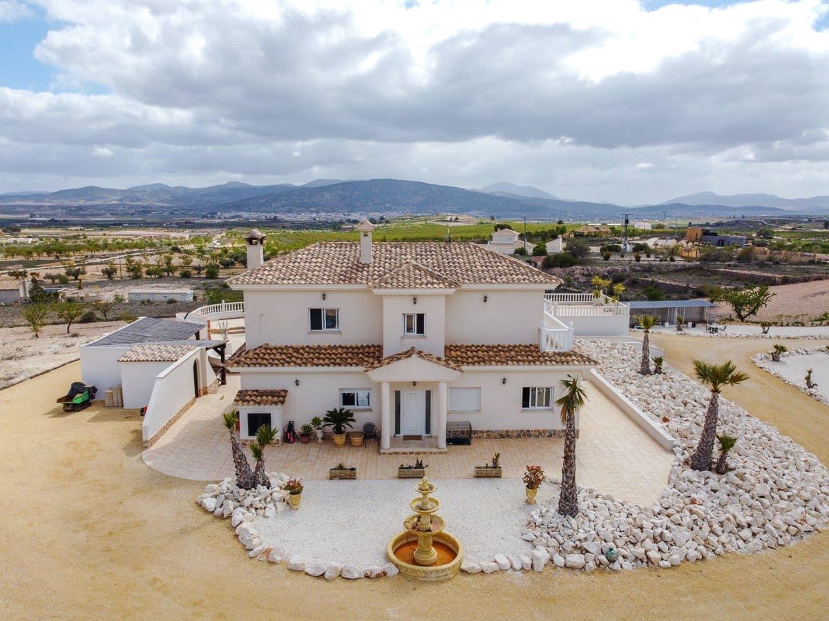 Chalet de 4 habitaciones en Pinoso en venta con piscina - 599.000 € (Ref: 9734054)