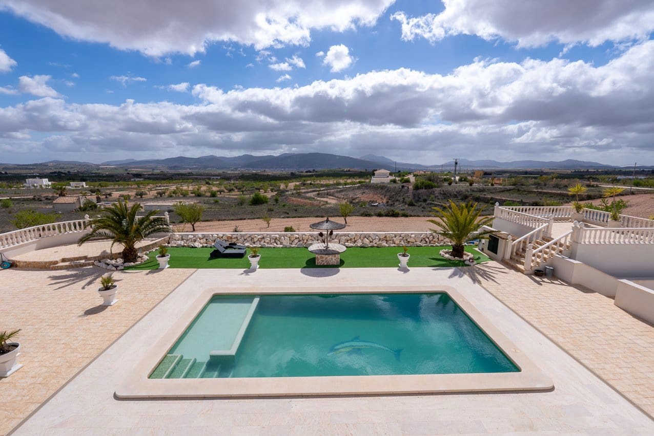 Chalet de 4 habitaciones en Pinoso en venta con piscina - 599.000 € (Ref: 9734054)