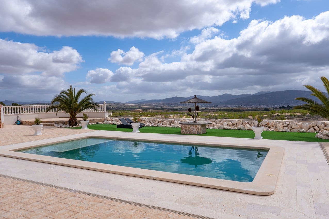 Chalet de 4 habitaciones en Pinoso en venta con piscina - 599.000 € (Ref: 9734054)