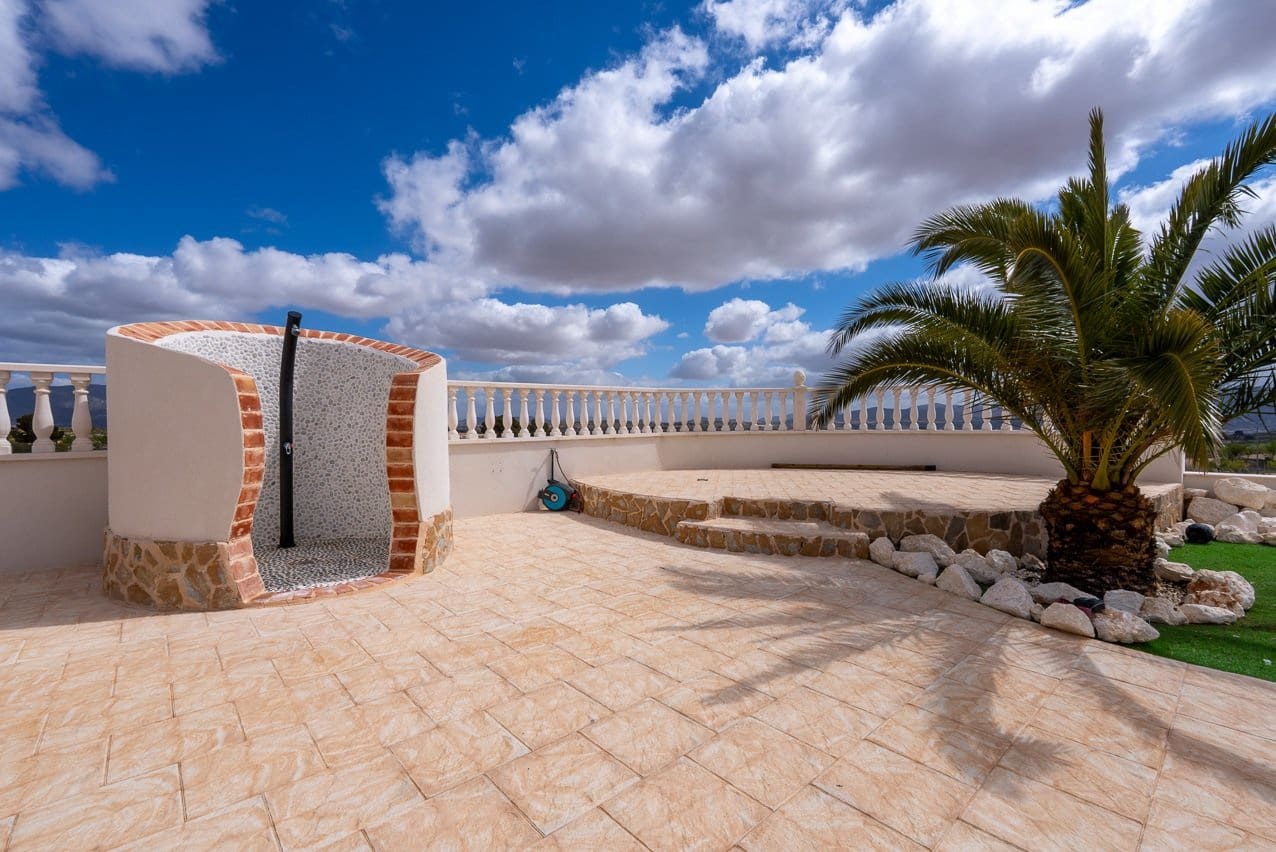 Chalet de 4 habitaciones en Pinoso en venta con piscina - 599.000 € (Ref: 9734054)