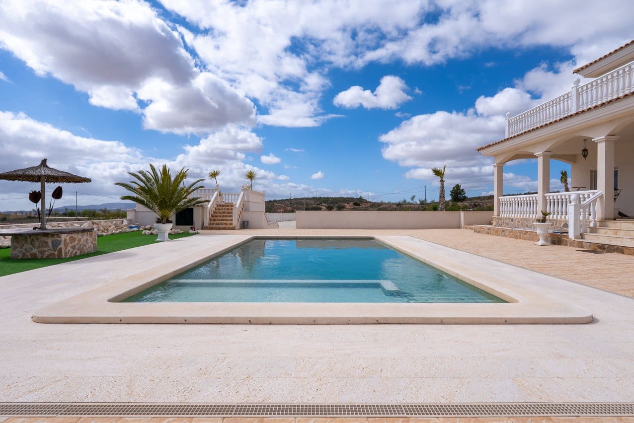 Chalet de 4 habitaciones en Pinoso en venta con piscina - 599.000 € (Ref: 9734054)