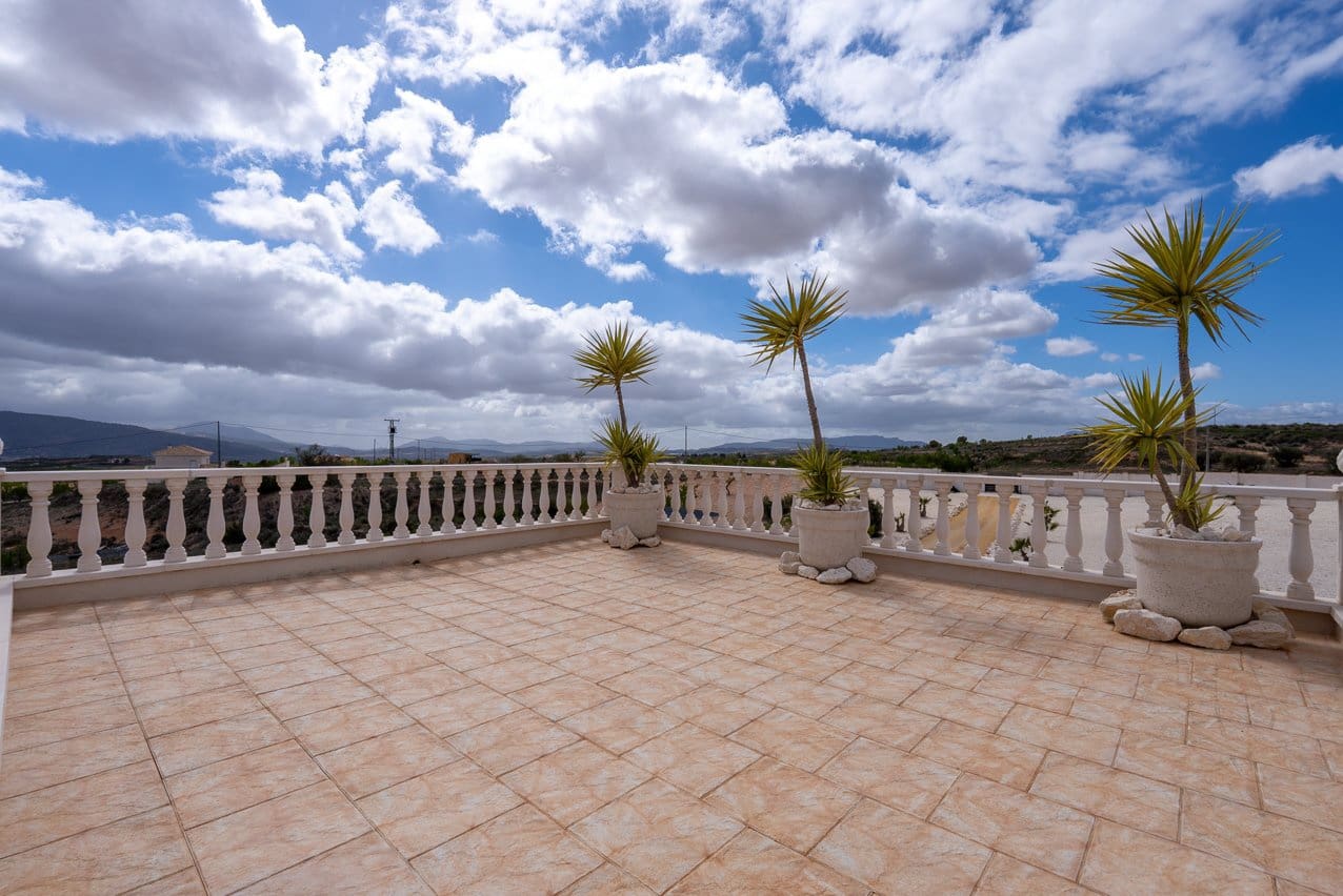 Chalet de 4 habitaciones en Pinoso en venta con piscina - 599.000 € (Ref: 9734054)