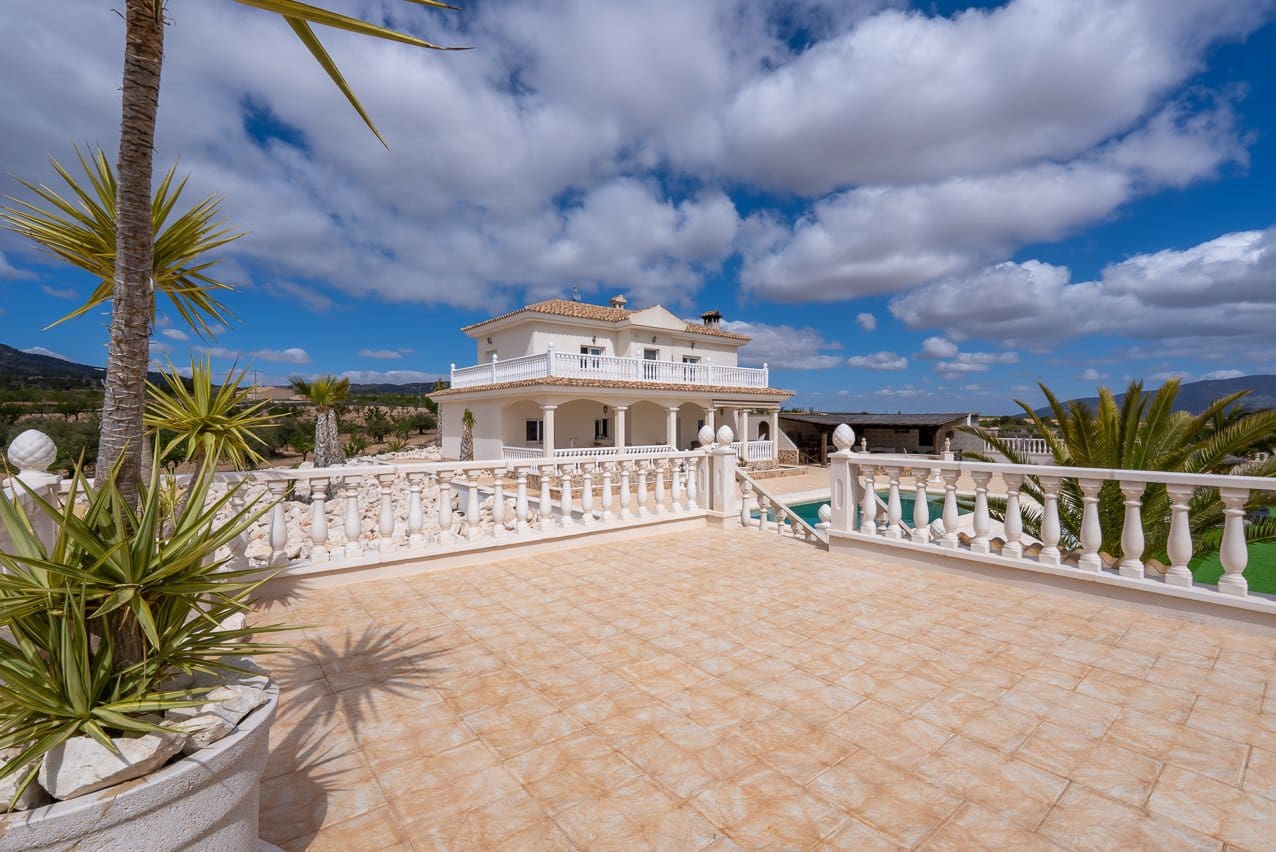 Chalet de 4 habitaciones en Pinoso en venta con piscina - 599.000 € (Ref: 9734054)