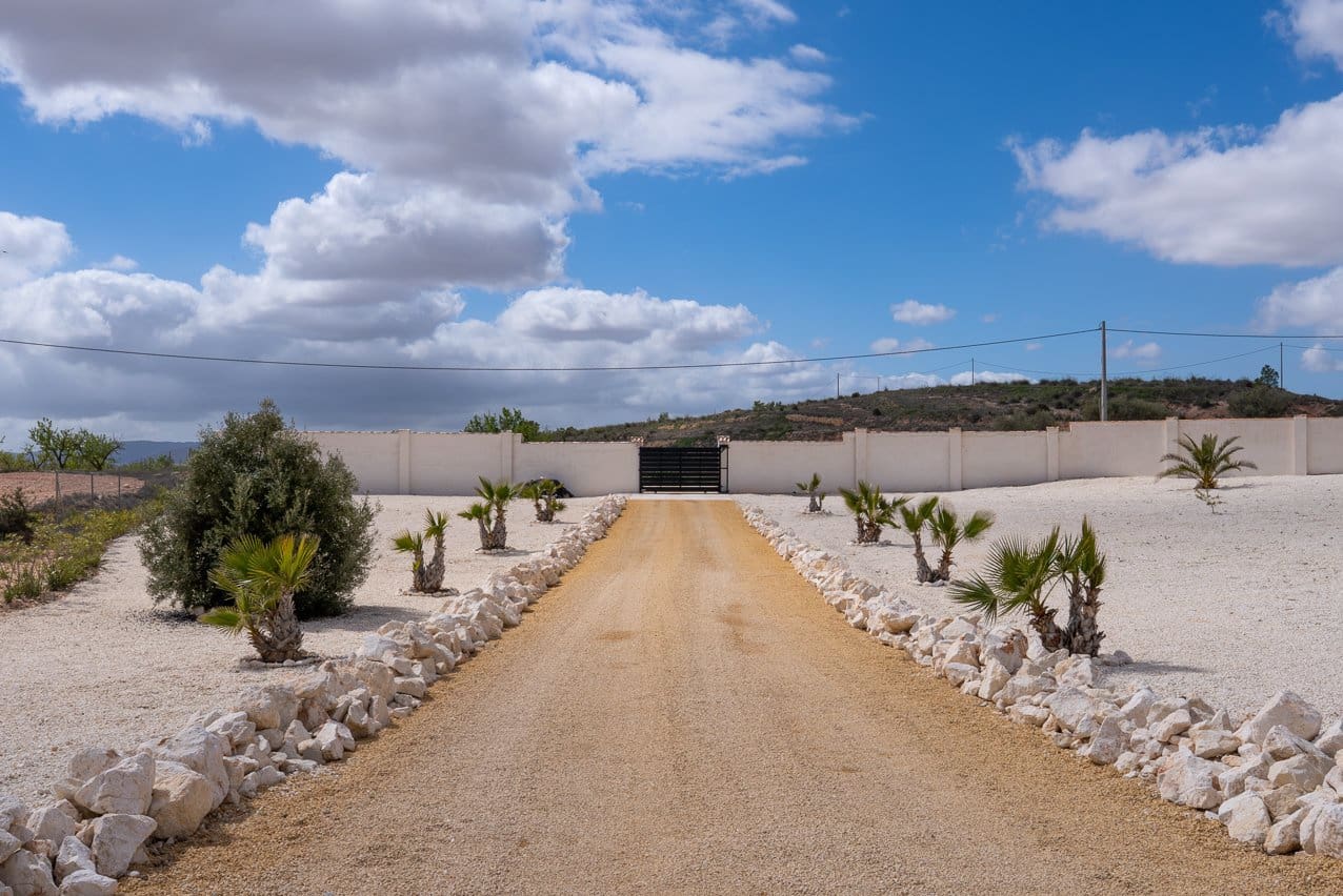 Chalet de 4 habitaciones en Pinoso en venta con piscina - 599.000 € (Ref: 9734054)