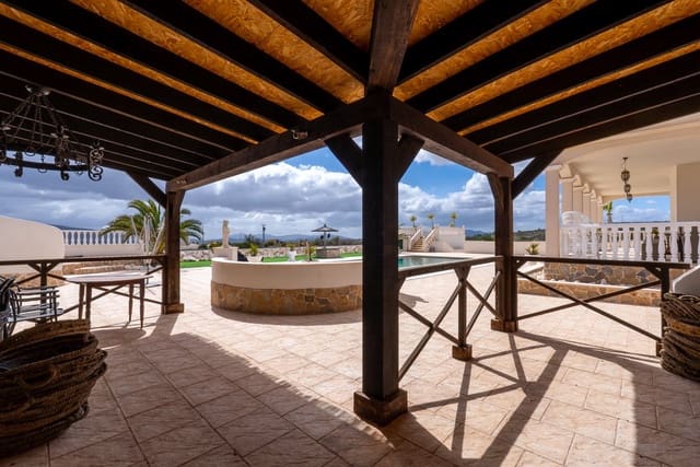 Chalet de 4 habitaciones en Pinoso en venta con piscina - 599.000 € (Ref: 9734054)