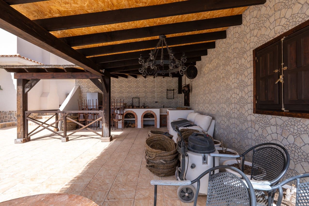 Chalet de 4 habitaciones en Pinoso en venta con piscina - 599.000 € (Ref: 9734054)