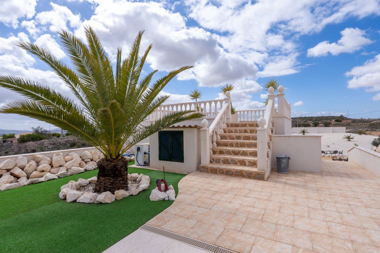 Chalet de 4 habitaciones en Pinoso en venta con piscina - 599.000 € (Ref: 9734054)