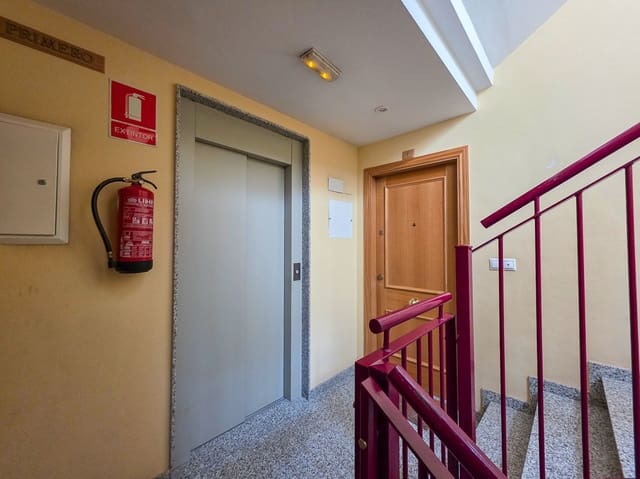 4 soveværelse Lejlighed til salg i Pinoso med swimmingpool - € 140.000 (Ref: 9757808)