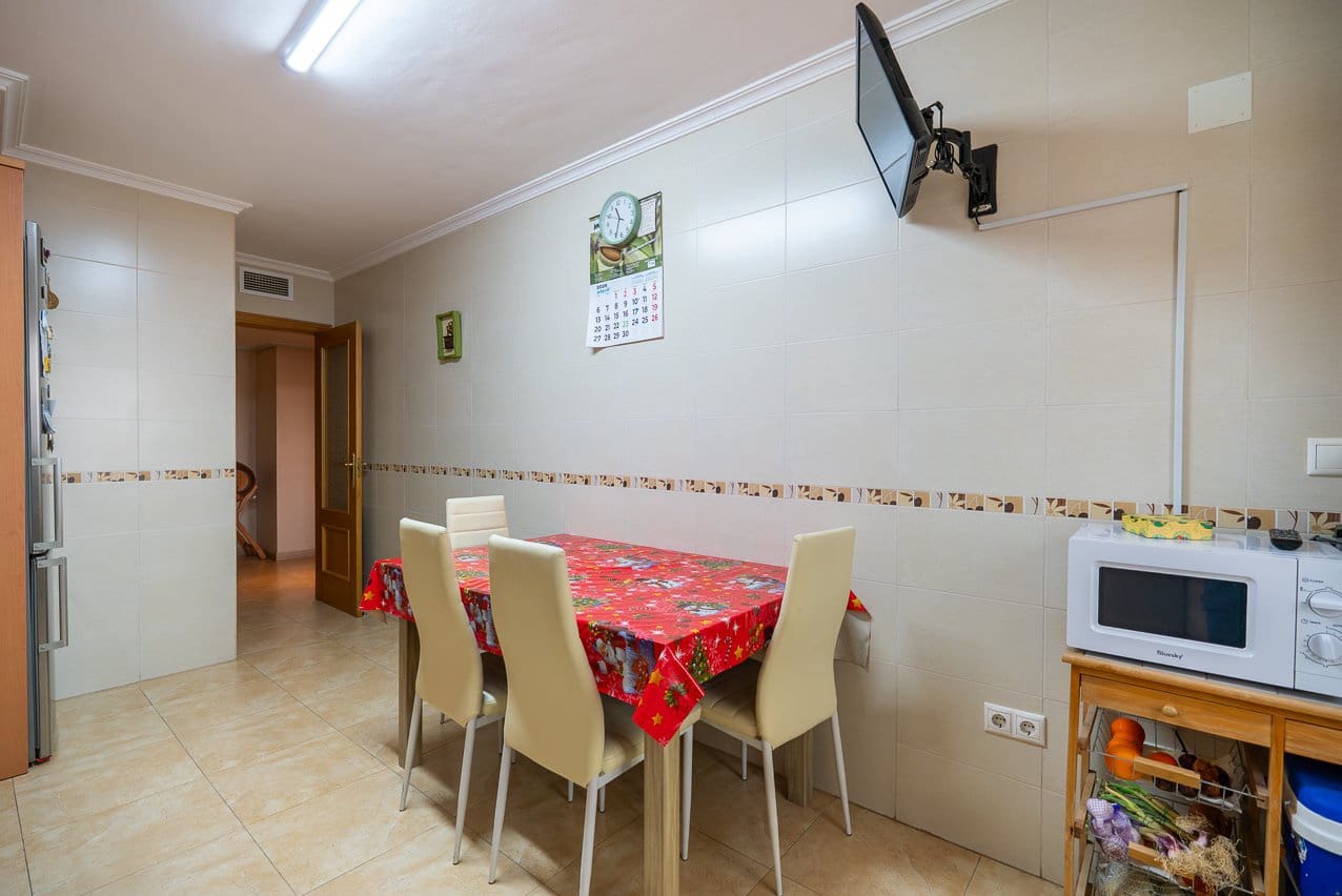 4 bedroom Apartment for sale in Pinoso with pool - € 140,000 (Ref: 9757808)