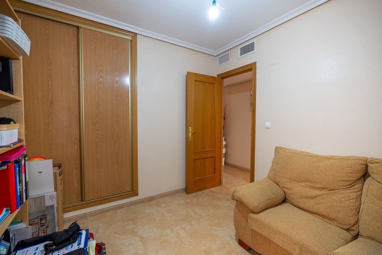 4 bedroom Apartment for sale in Pinoso with pool - € 140,000 (Ref: 9757808)