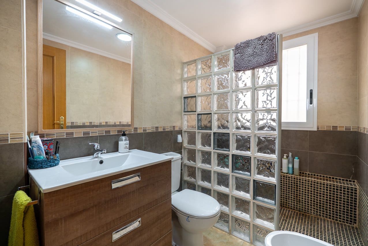 4 bedroom Apartment for sale in Pinoso with pool - € 140,000 (Ref: 9757808)