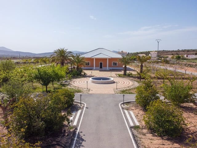 4 Zimmer Villa zu verkaufen in Pinoso mit Pool - 650.000 € (Ref: 9758161)