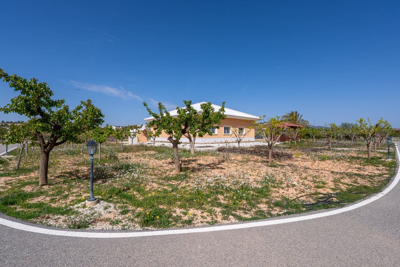 4 bedroom Villa for sale in Pinoso with pool - € 650,000 (Ref: 9758161)