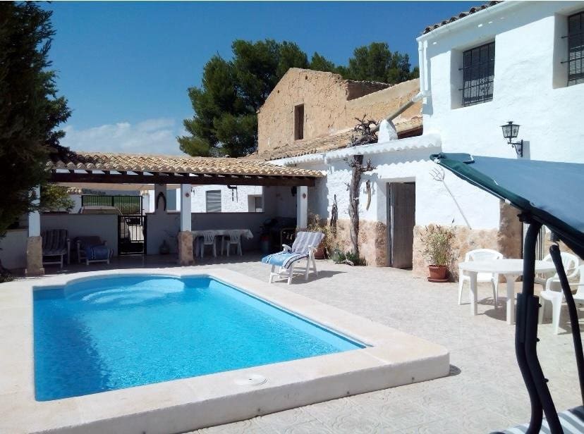 5 soveværelse Finca/Landehus til salg i Raspay med swimmingpool - € 340.000 (Ref: 9782356)