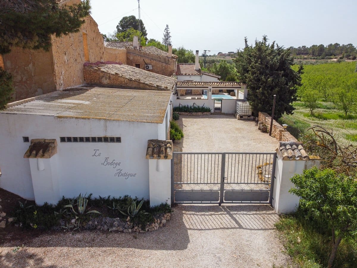 5 soveværelse Finca/Landehus til salg i Raspay med swimmingpool - € 340.000 (Ref: 9782356)