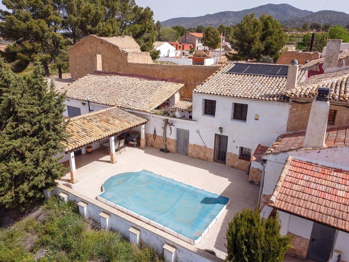 5 soveværelse Finca/Landehus til salg i Raspay med swimmingpool - € 340.000 (Ref: 9782356)