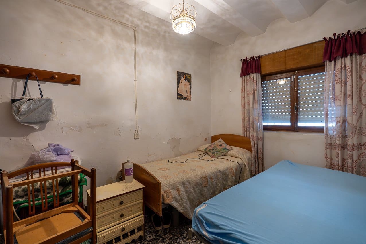 5 bedroom Townhouse for sale in Pinoso with pool - € 75,000 (Ref: 9795527)