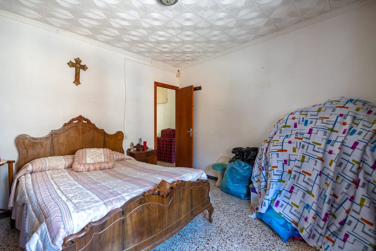 5 bedroom Townhouse for sale in Pinoso with pool - € 75,000 (Ref: 9795527)