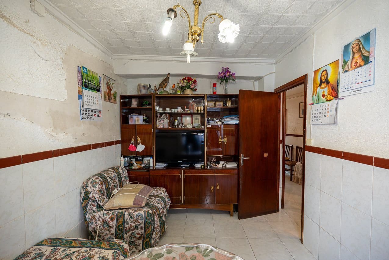5 bedroom Townhouse for sale in Pinoso with pool - € 66,000 (Ref: 9795527)