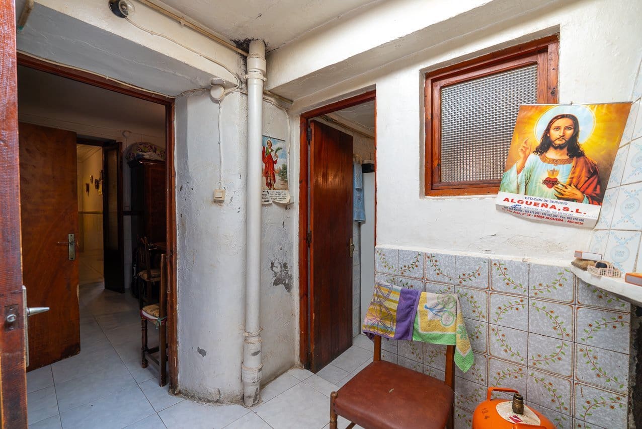 5 bedroom Townhouse for sale in Pinoso with pool - € 66,000 (Ref: 9795527)