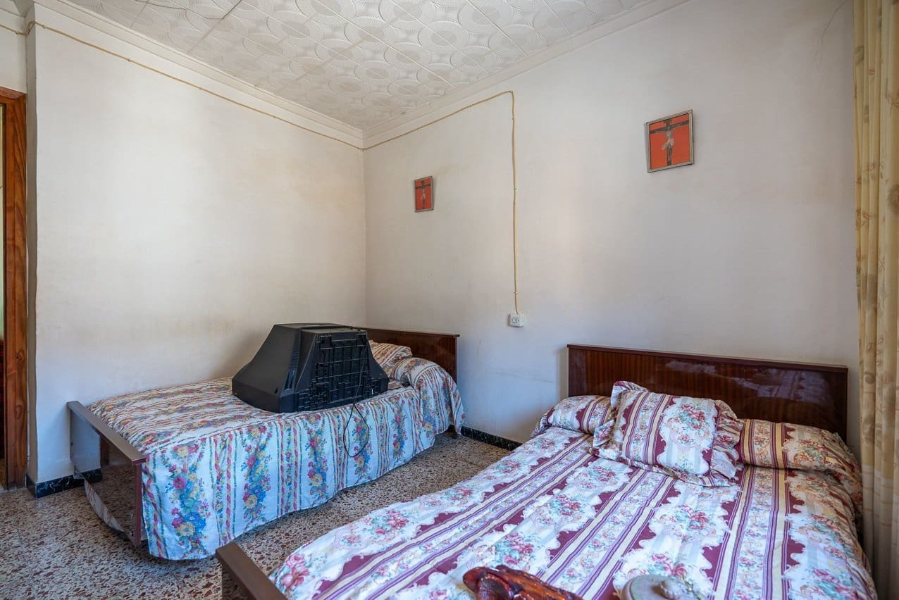5 bedroom Townhouse for sale in Pinoso with pool - € 66,000 (Ref: 9795527)