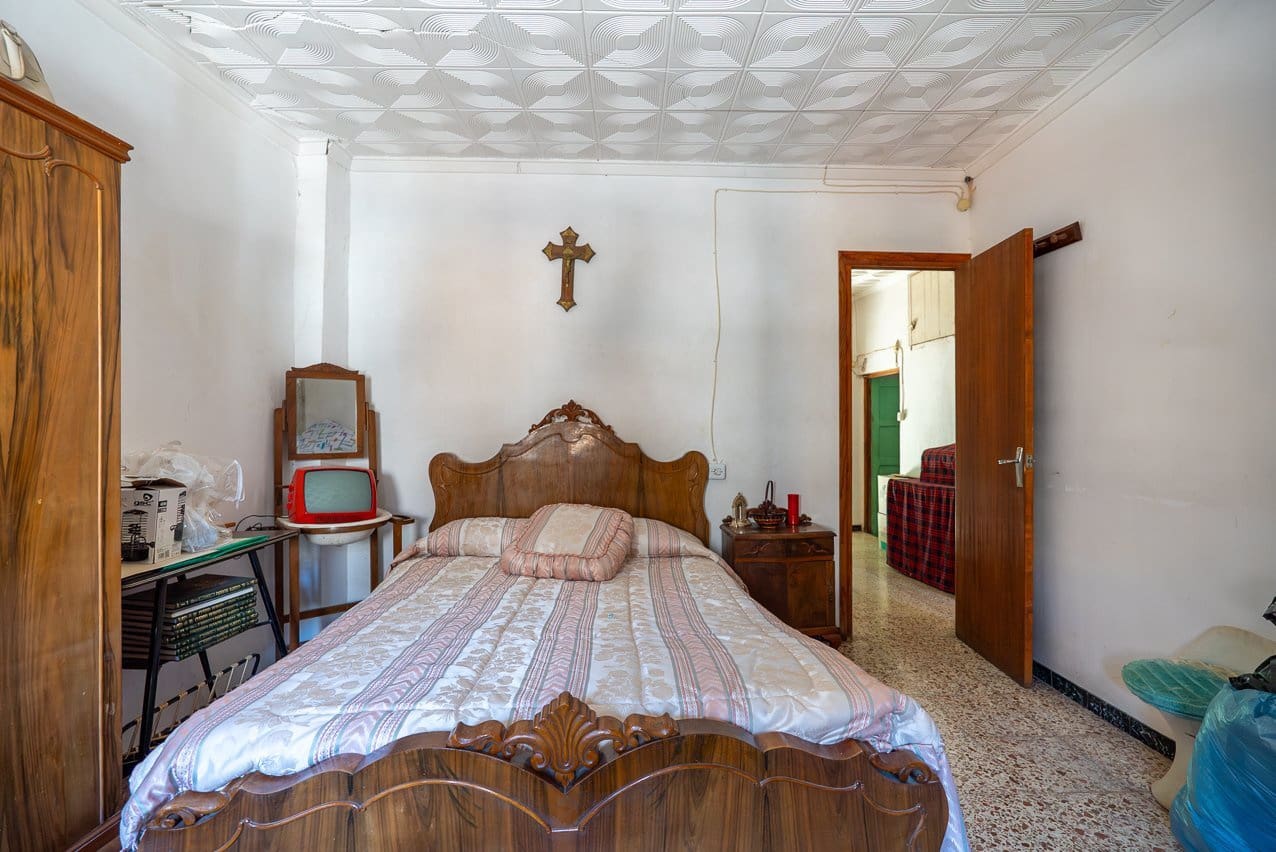 5 bedroom Townhouse for sale in Pinoso with pool - € 66,000 (Ref: 9795527)