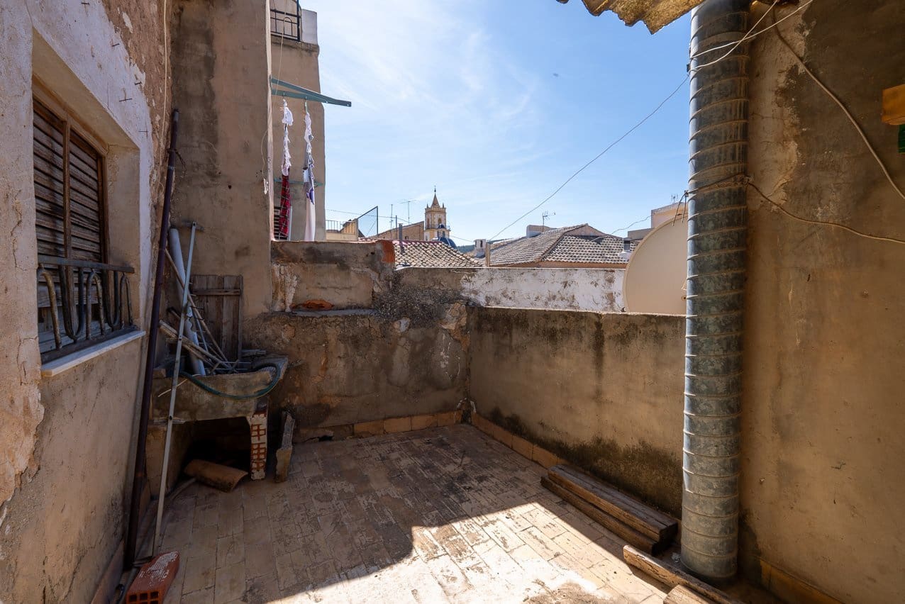5 bedroom Townhouse for sale in Pinoso with pool - € 66,000 (Ref: 9795527)