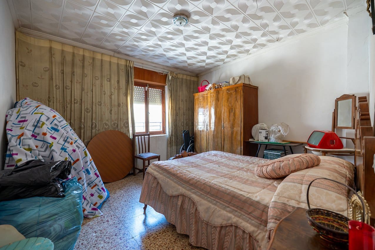 5 bedroom Townhouse for sale in Pinoso with pool - € 66,000 (Ref: 9795527)