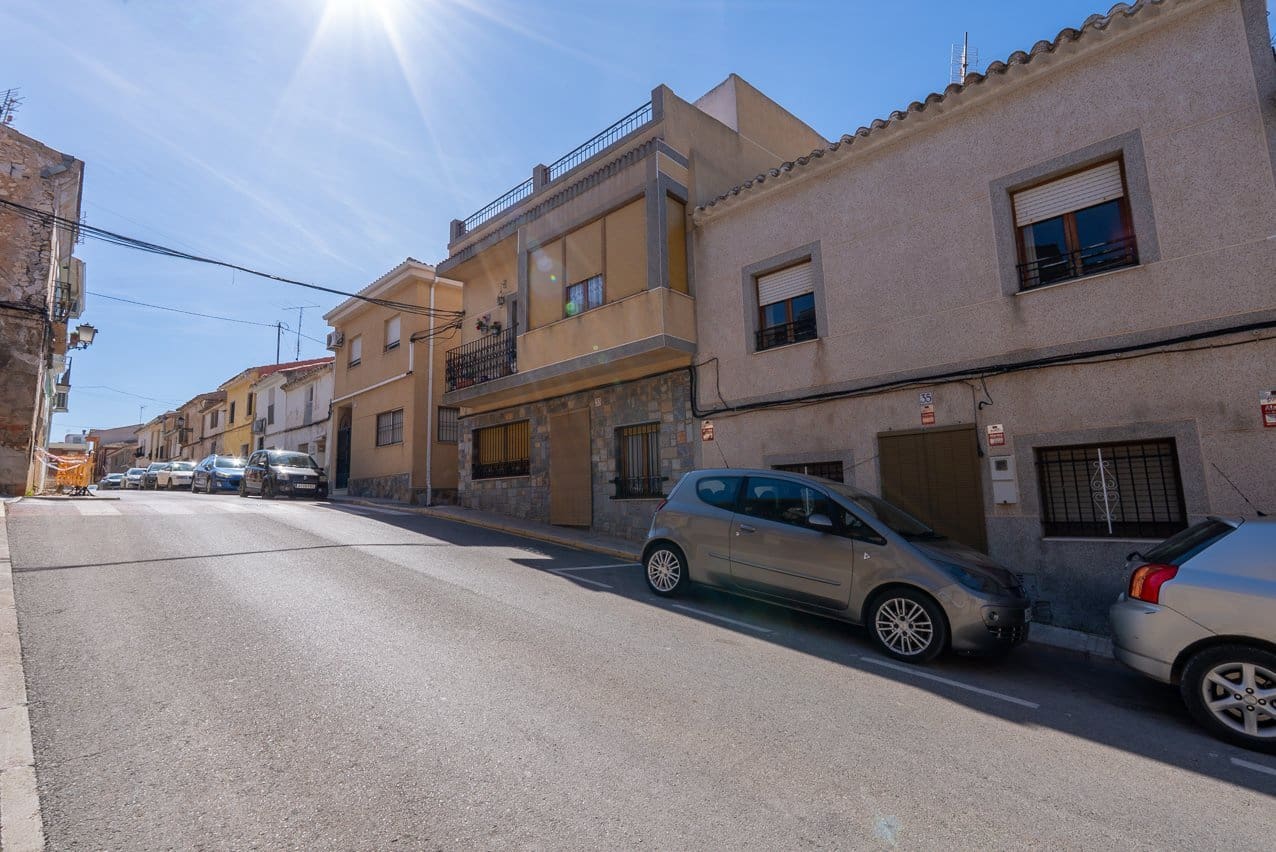 5 bedroom Townhouse for sale in Pinoso with pool - € 66,000 (Ref: 9795527)