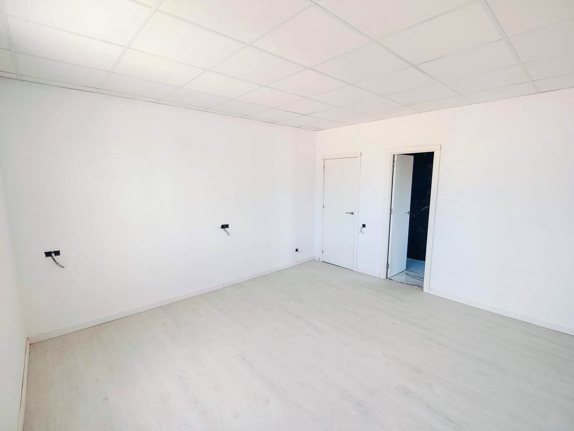 4 bedroom Villa for sale in Pinoso with pool - € 210,000 (Ref: 9795637)