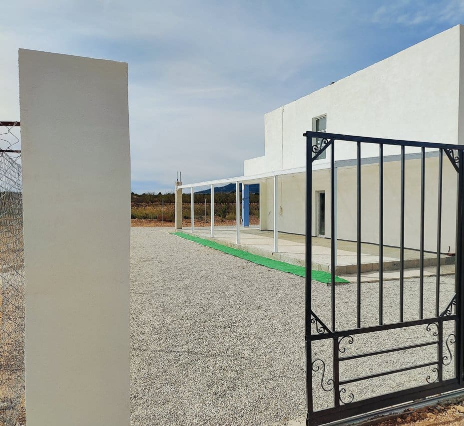 4 bedroom Villa for sale in Pinoso with pool - € 210,000 (Ref: 9795637)