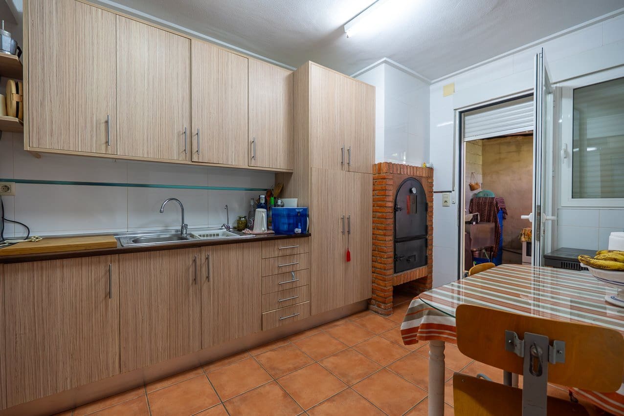 4 bedroom Villa for sale in Jumilla with pool - € 225,000 (Ref: 9902258)