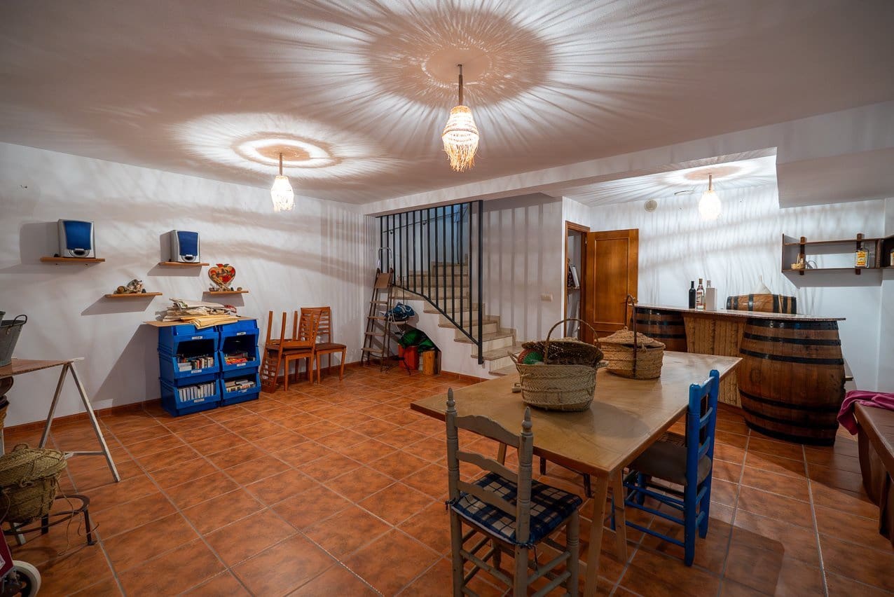 4 bedroom Villa for sale in Jumilla with pool - € 225,000 (Ref: 9902258)
