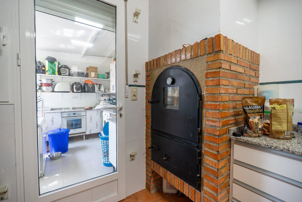 4 bedroom Villa for sale in Jumilla with pool - € 225,000 (Ref: 9902259)