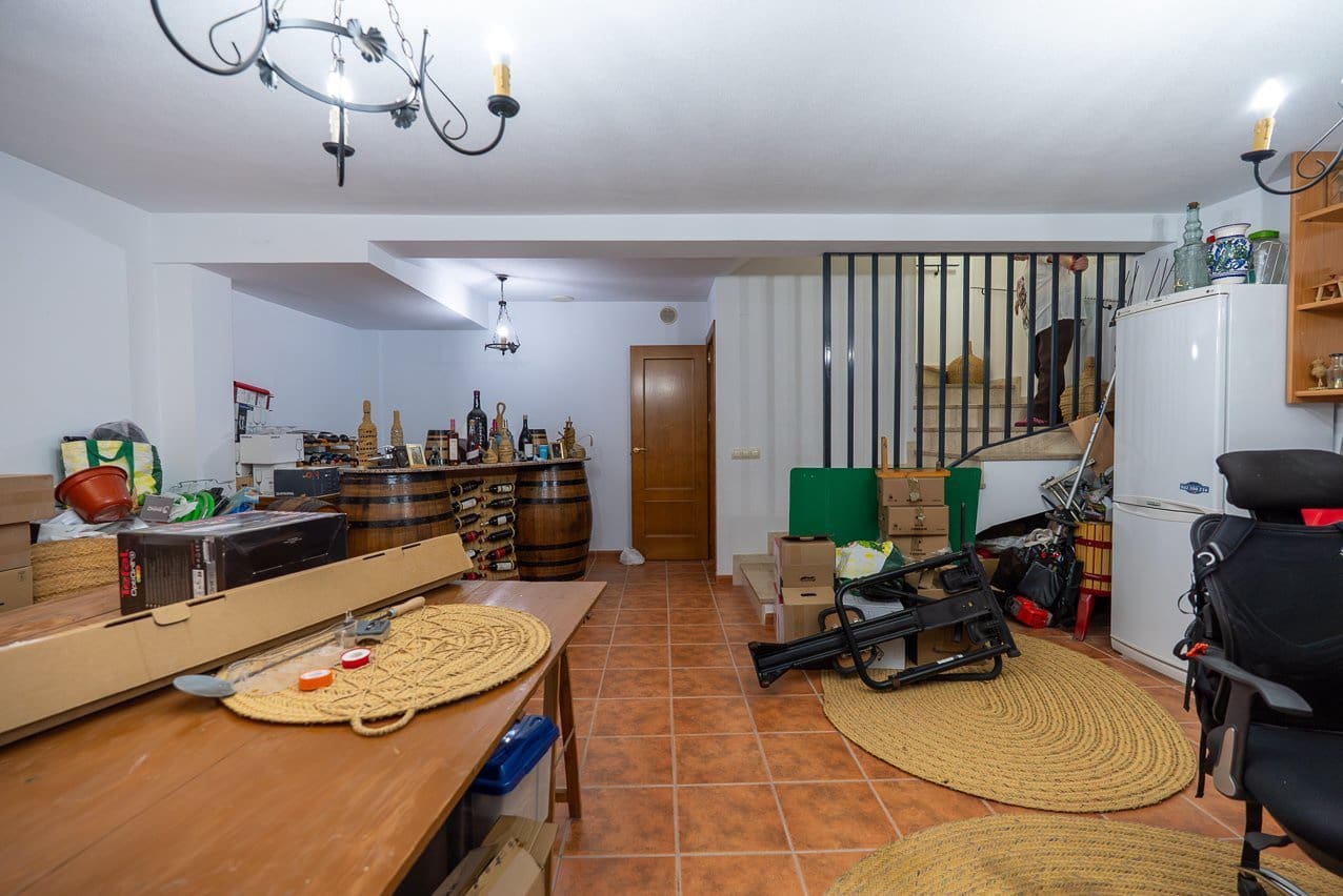4 bedroom Villa for sale in Jumilla with pool - € 225,000 (Ref: 9902259)