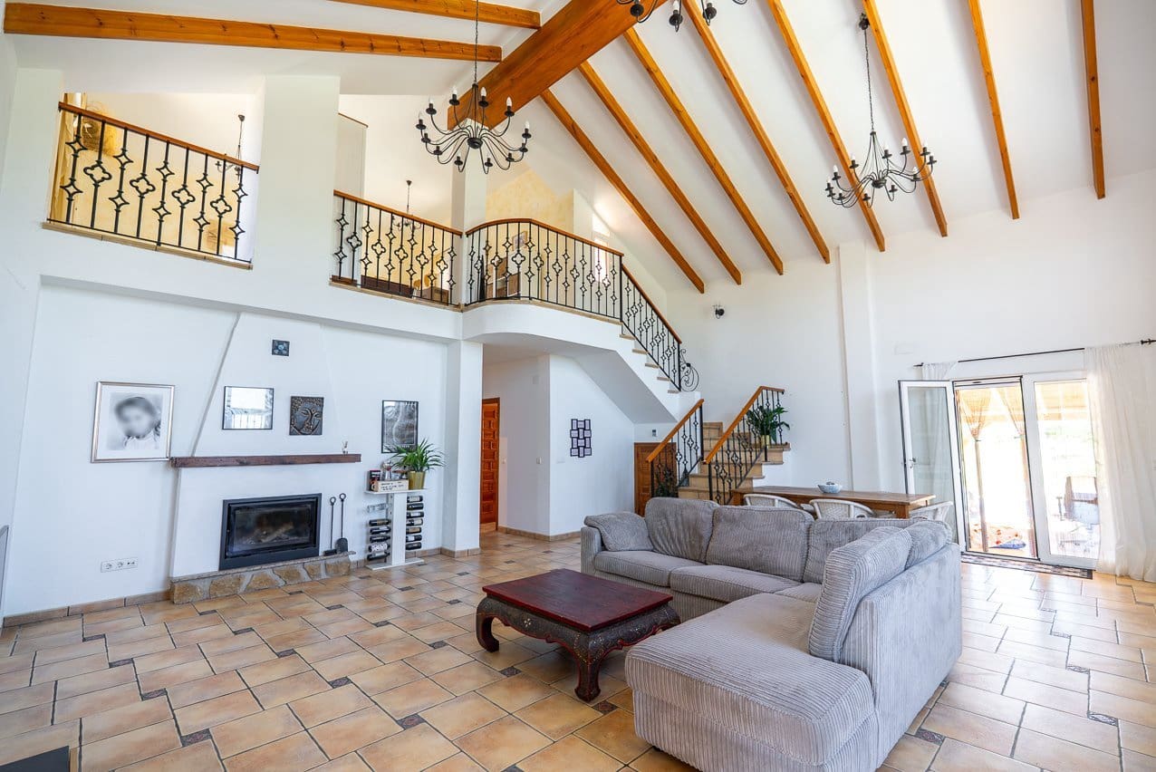 4 bedroom Villa for sale in Pinoso with pool - € 449,999 (Ref: 9909844)