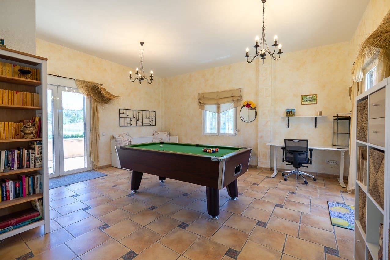 4 bedroom Villa for sale in Pinoso with pool - € 449,999 (Ref: 9909844)