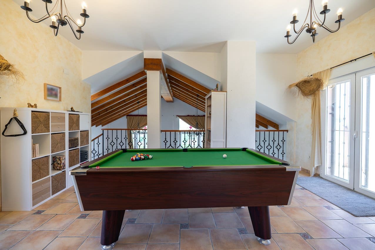 4 bedroom Villa for sale in Pinoso with pool - € 449,999 (Ref: 9909844)