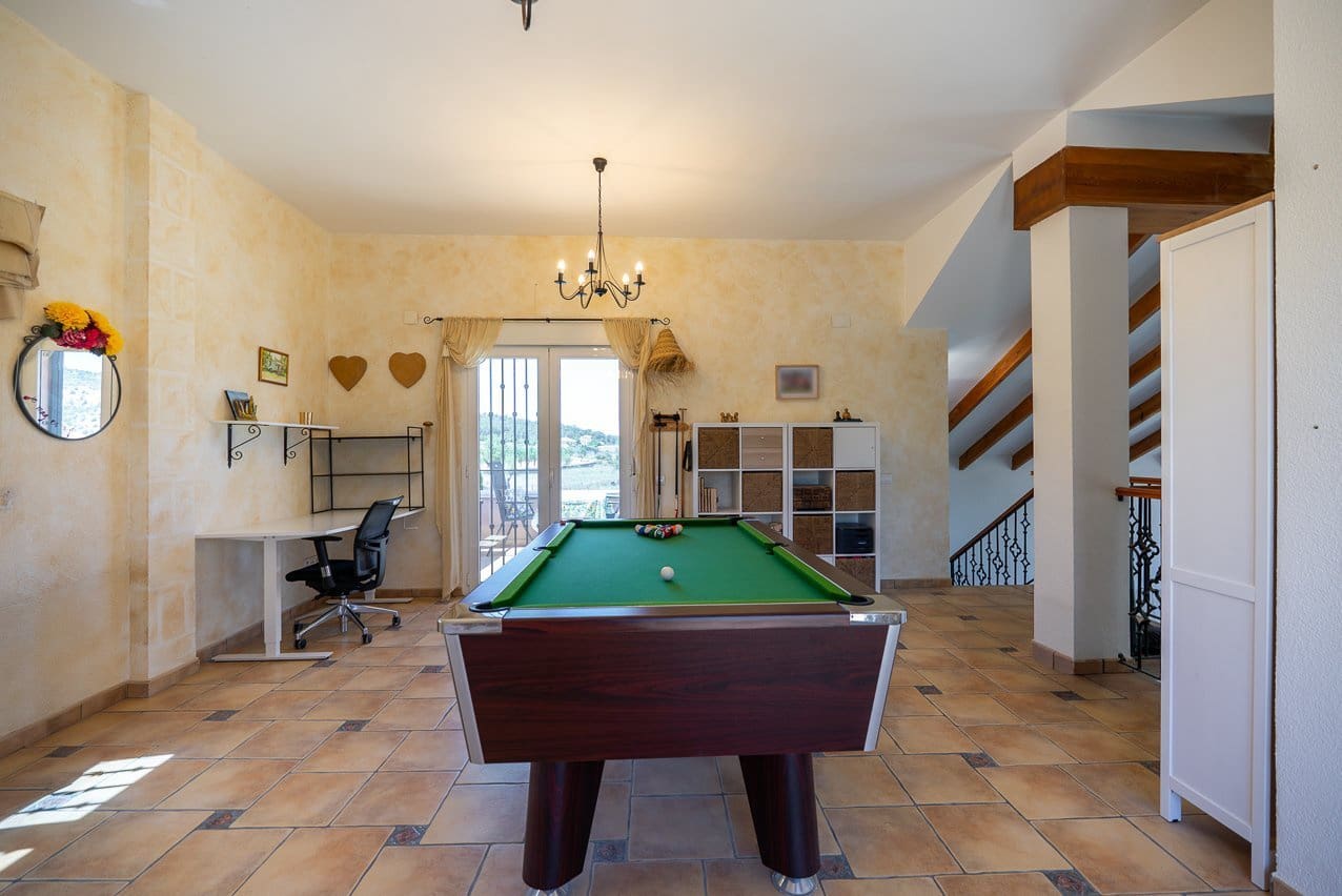 4 bedroom Villa for sale in Pinoso with pool - € 449,999 (Ref: 9909844)