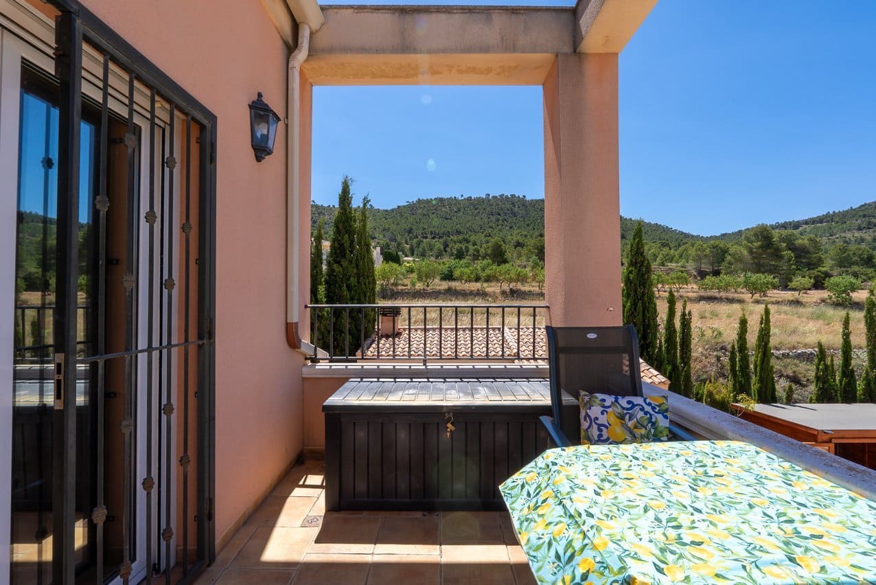 4 bedroom Villa for sale in Pinoso with pool - € 449,999 (Ref: 9909844)