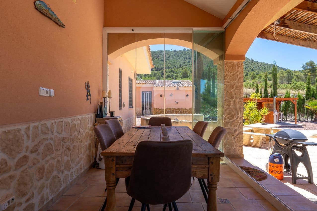 4 bedroom Villa for sale in Pinoso with pool - € 449,999 (Ref: 9909844)
