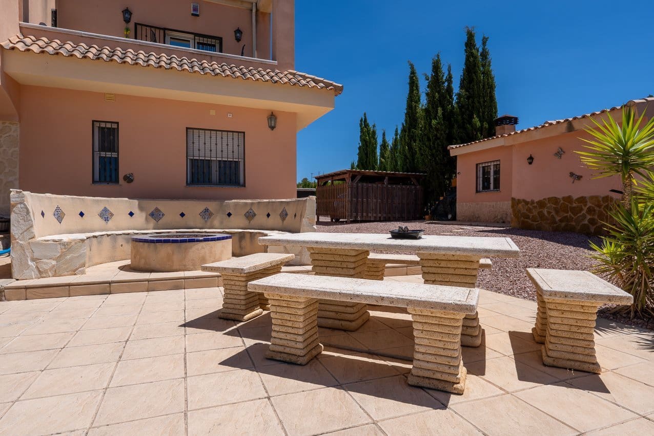 4 bedroom Villa for sale in Pinoso with pool - € 449,999 (Ref: 9909844)