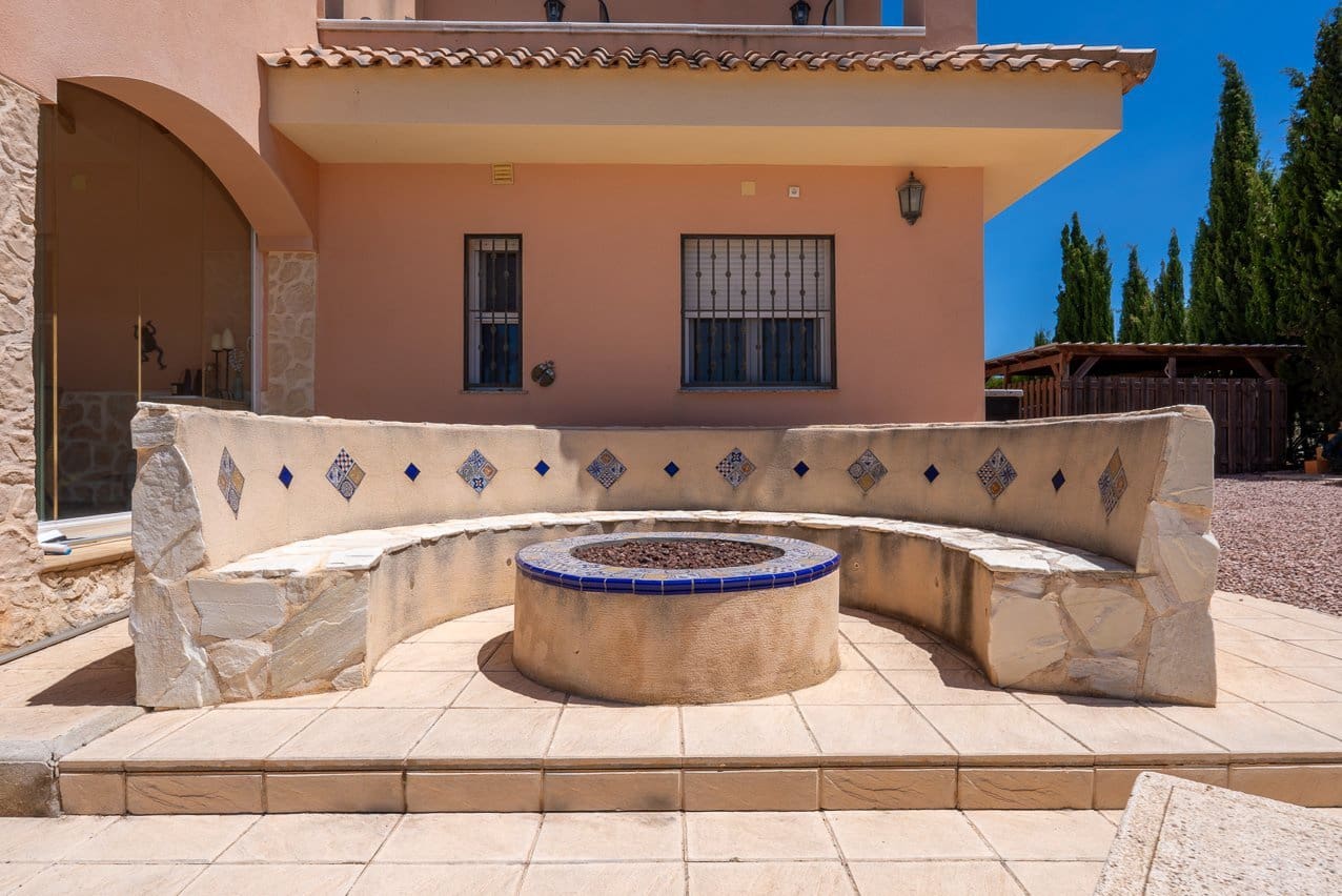 4 bedroom Villa for sale in Pinoso with pool - € 449,999 (Ref: 9909844)