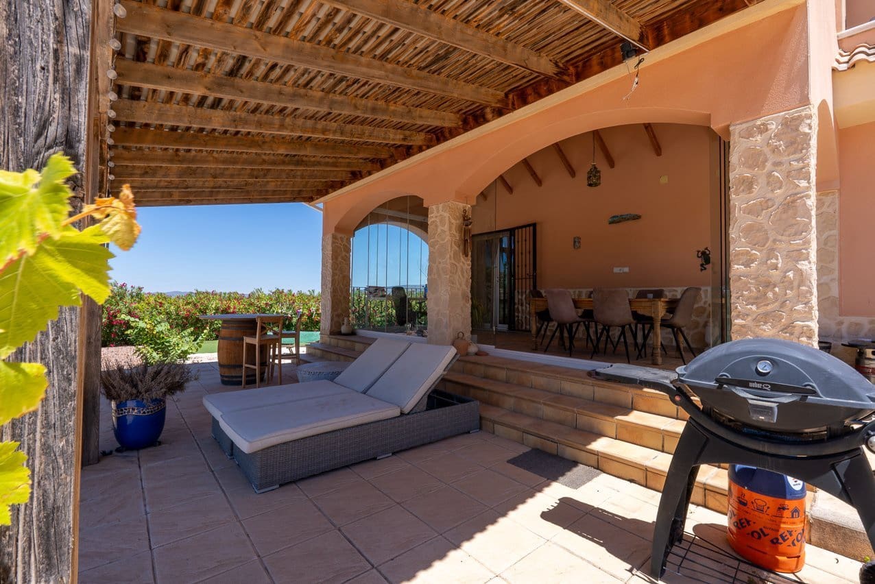 4 bedroom Villa for sale in Pinoso with pool - € 449,999 (Ref: 9909844)
