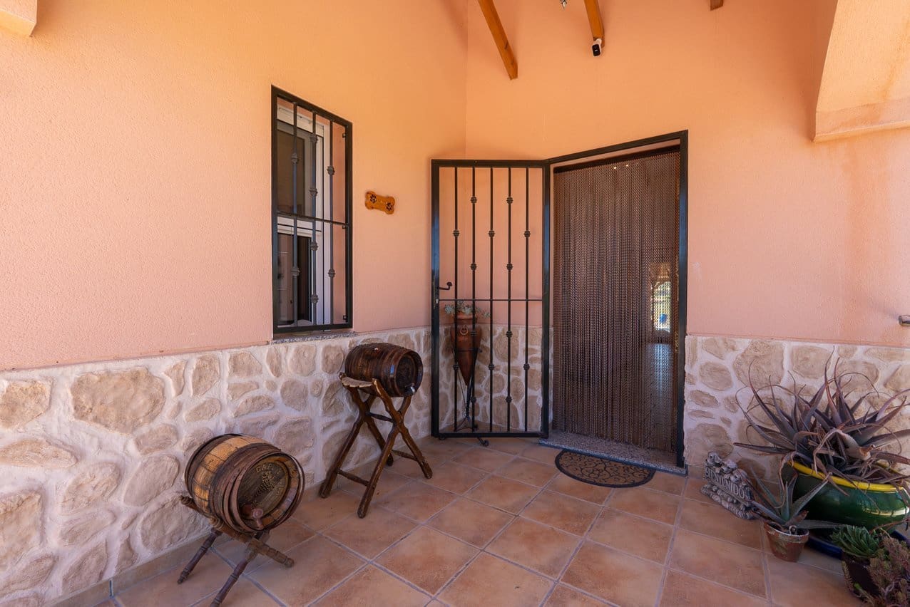 4 bedroom Villa for sale in Pinoso with pool - € 449,999 (Ref: 9909844)