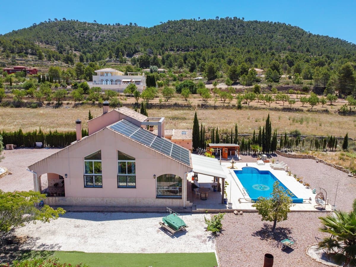 4 bedroom Villa for sale in Pinoso with pool - € 449,999 (Ref: 9909844)